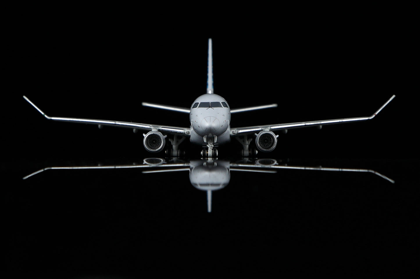 (Retailer Exclusive) American “Compass Airlines” Embraer 175 N213NN Scale 1:400