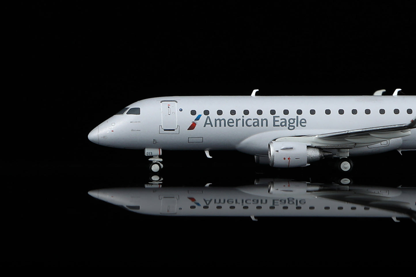 (Retailer Exclusive) American “Compass Airlines” Embraer 175 N213NN Scale 1:400