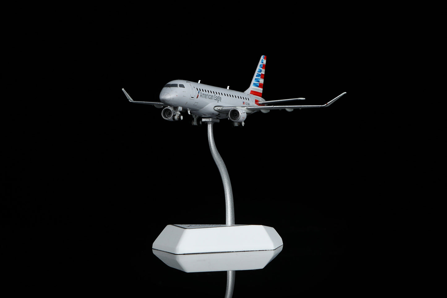 (Retailer Exclusive) American “Compass Airlines” Embraer 175 N213NN Scale 1:400